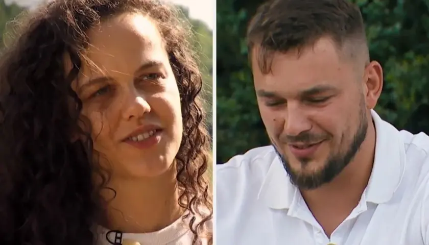 Kobieta z kręconymi włosami i mężczyzna z zarostem, uczestnicy programu "Rolnik szuka żony 10", patrzą w różne strony.
