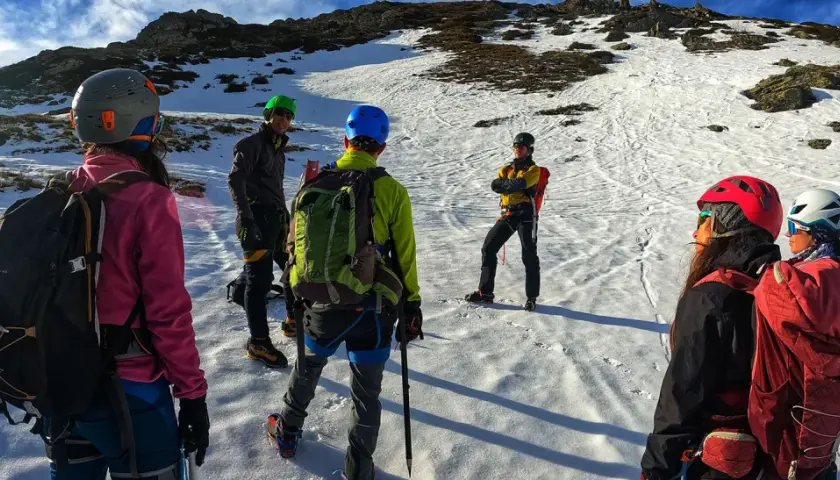 Grupo de montañistas listos para ascender al pico mas alto Pirineos. Nieve, sol y aventura.