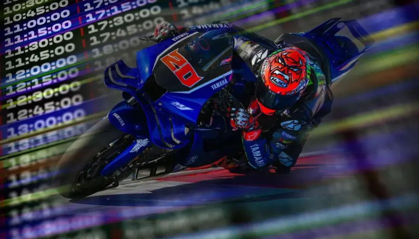 Piloto de MotoGP en acción durante el test Misano, con tiempos de vuelta en pantalla.