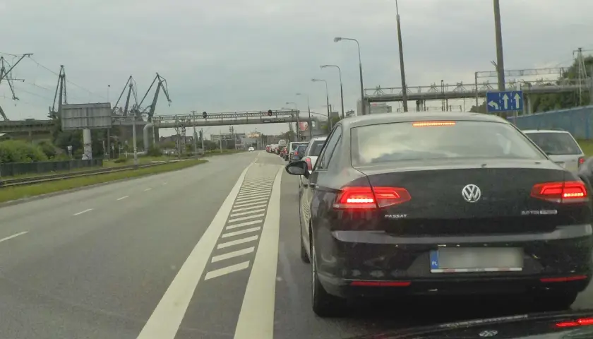 Strona kierowcy to lewa czy prawa? Odkryj, co musisz wiedzieć