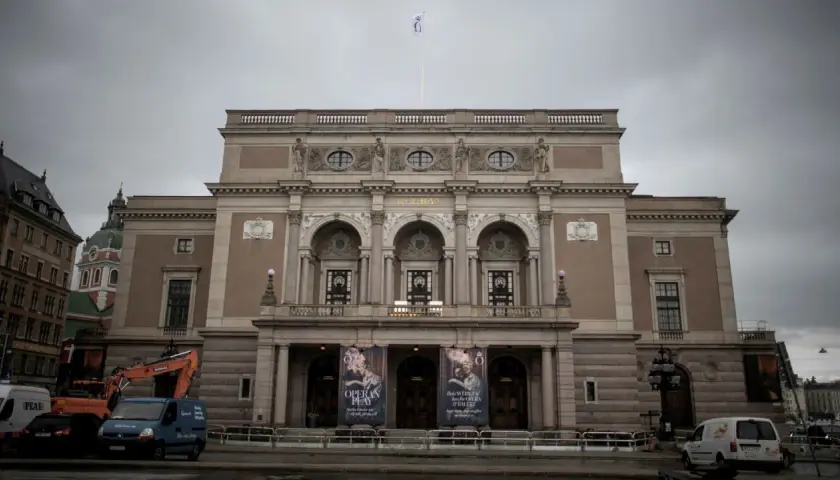 Kungliga Operan i Stockholm, ett ståtligt hus för opera och balett, med en flagga vajande i vinden.