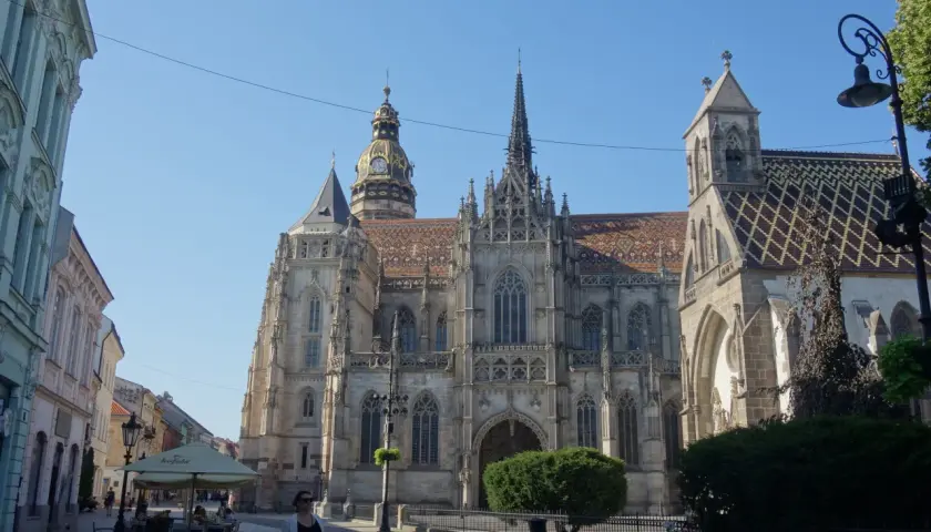 Majestatyczna Katedra św. Elżbiety w Koszycach, jedna z głównych atrakcji miasta, góruje nad brukowaną ulicą.