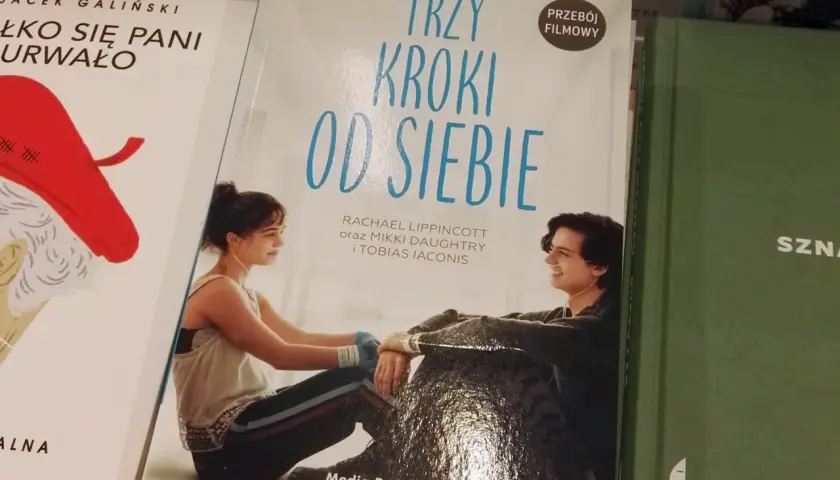 Okładka książki "Trzy kroki od siebie" z młodymi ludźmi w szpitalnych łóżkach, połączonymi rurkami.