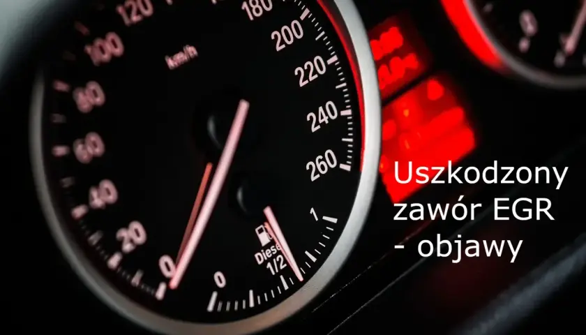 Zbliżenie na deskę rozdzielczą Toyoty Avensis 2.0 D4D. Widoczny prędkościomierz i wskaźnik paliwa. Tekst: "Uszkodzony zawór EGR - objawy".