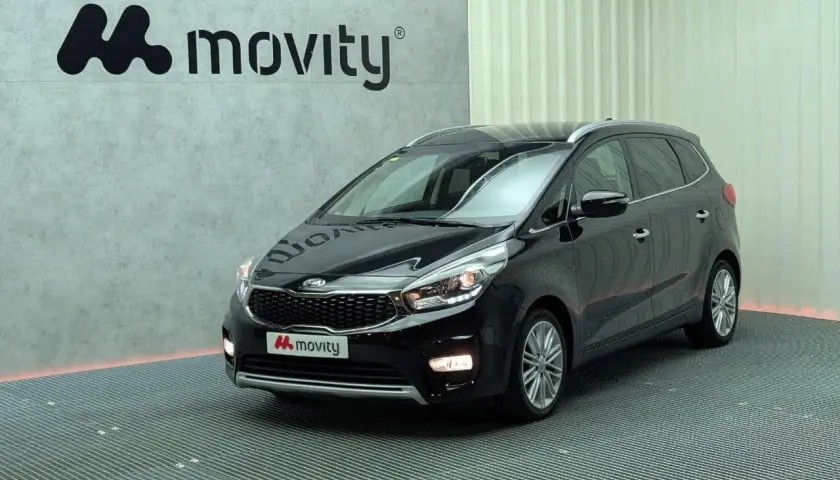 Kia Carens negra en exposición. Si buscas **kia carens opiniones**, este modelo te encantará por su diseño y espacio.