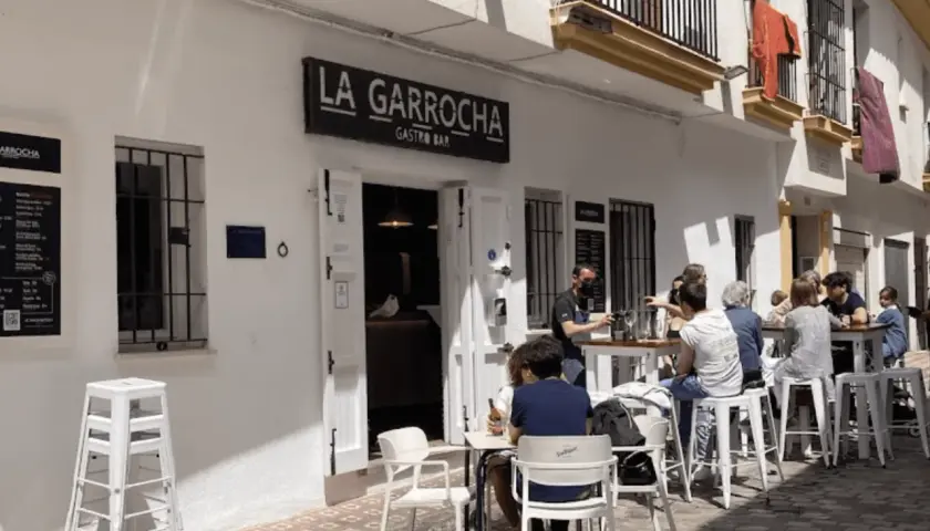 Gente disfrutando en La Garrocha Gastro Bar. Un lugar con ambiente taurino, perfecto para tapear.