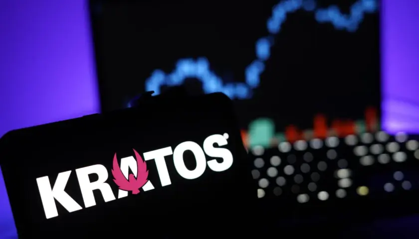 Smartphone zeigt KRATOS-Logo, im Hintergrund ein Börsenchart. Die Kratos Aktie im Fokus.