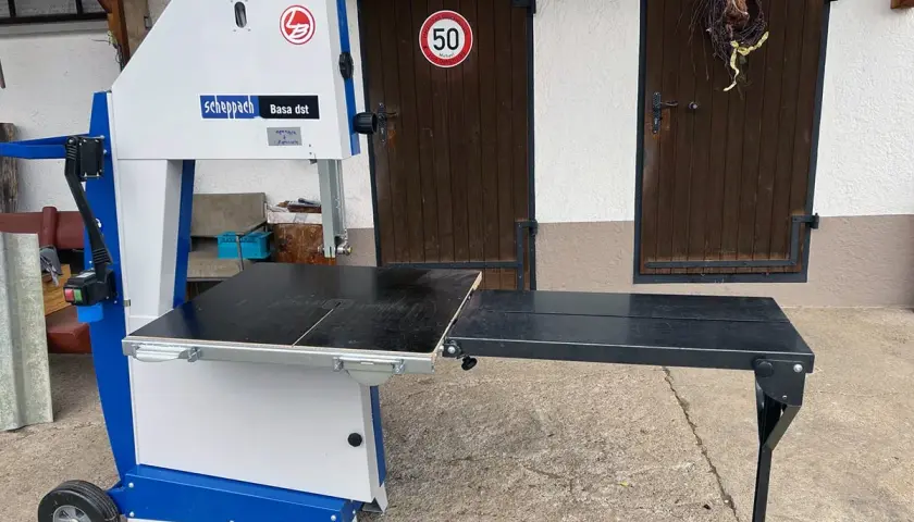 Scheppach Bandsäge Basa dst gebraucht, ideal für Holzarbeiten. Mit ausklappbarem Tisch und Zapfwelle für zusätzliche Flexibilität.