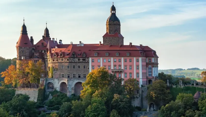 Zamek Książ, jeden z największych zamków w Polsce, w jesiennej odsłonie.