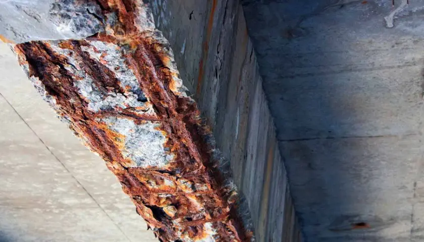 Starker Korrosion Stahl im Beton. Die Bewehrung ist stark verrostet und bröckelt.