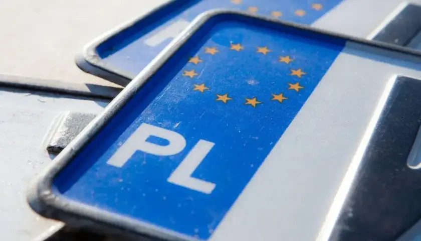 Dwie polskie tablice rejestracyjne z symbolem UE. Czekają na ezd rejestracja.