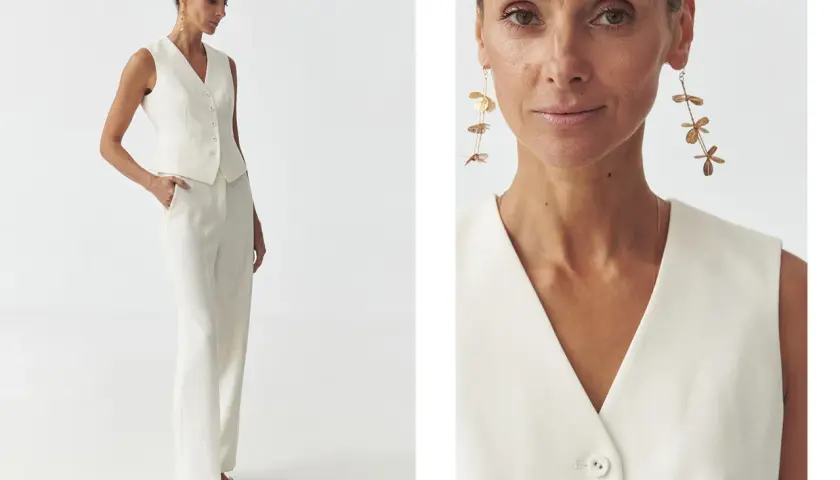 Elegancka kamizelka i spodnie tworzą stylowy duet. Złote kolczyki dodają blasku tej stylizacji.