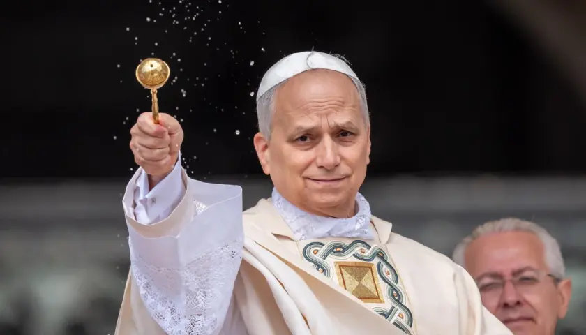 Robert Prevost, in päpstlicher Kleidung, segnet mit Weihwasser.