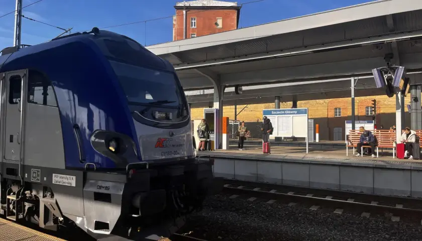 Pociąg PKP Intercity na peronie dworca Szczecin Główny. Ludzie czekają na podróż.