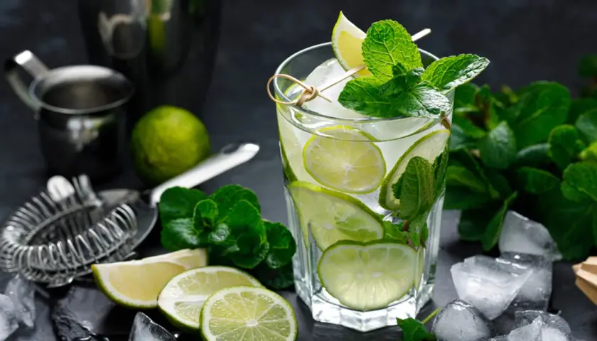 Jak zrobić idealne mojito domowym sposobem żeby nie było zbyt gorzkie? Orzeźwiający drink z limonką, miętą i lodem.