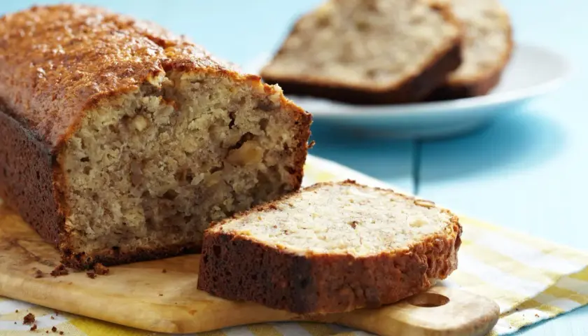 Un delicioso bizcocho saludable de plátano y nueces, recién horneado y cortado en rebanadas.