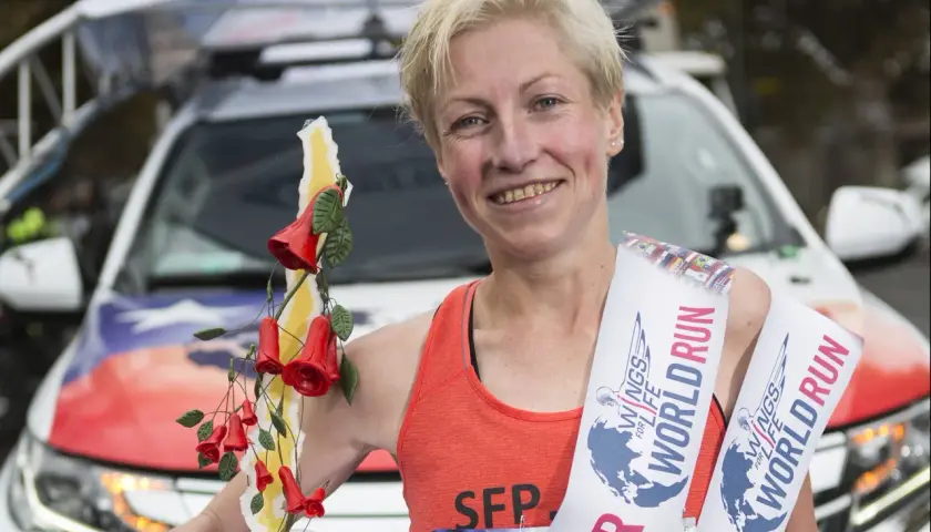 Dominika Stelmach z wieńcem i medalami z Wings for Life World Run.