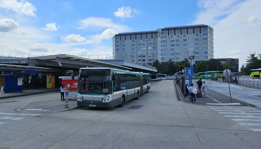 Paryż lotnisko Charles de Gaulle: autobusy i ludzie czekają na transport do centrum. W tle hotel Hilton.