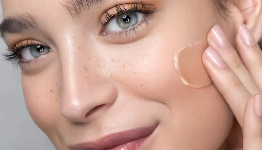 Primer: la base perfetta per un incarnato impeccabile. La sua texture leggera prepara la pelle al trucco.