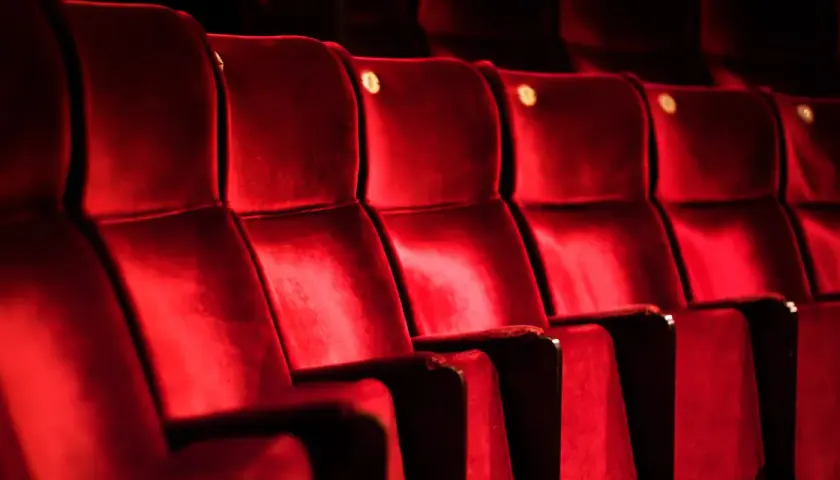 Tomma, röda sammetsstolar i en teatersalong, kanske på Södra Teatern, väntar på publiken.