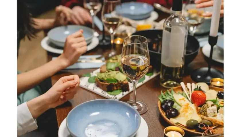 Un dîner convivial avec des toasts à l'avocat, un plateau de fromages et de fruits. Parfait pour savoir que manger avec du cidre.