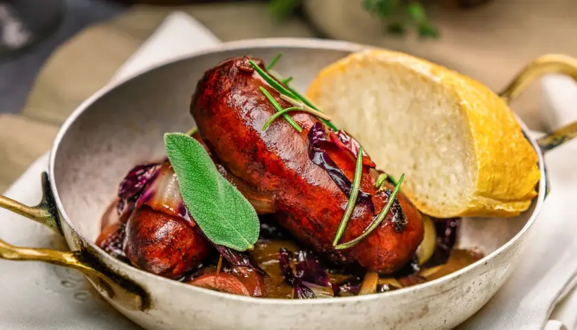 Herzhafte Salsiccia mit Rotkohl und Brot, ein Klassiker der italienischen Küche.