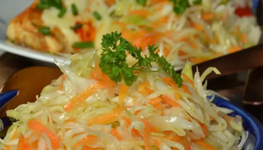 Jak przygotować surówkę z białej kapusty jak w restauracji, by zachwycała smakiem