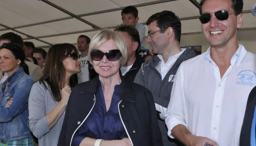 Barbara Pietkiewicz-Kraśko w okularach przeciwsłonecznych, otoczona ludźmi.