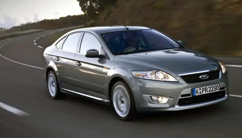 Szary Ford Mondeo MK4 na krętej drodze. Wiele osób szuka ford mondeo mk4 opinie przed zakupem.