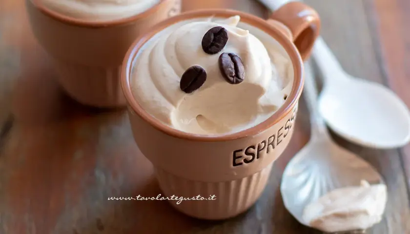 Delizioso caffè del nonno in tazzine, guarnito con chicchi di caffè. Perfetto per una pausa golosa.