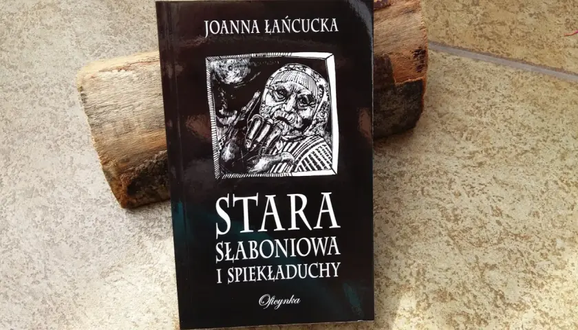 Okładka książki "Stara słaboniowa i spiekładuchy" Joanny Łańcuckiej, z mrocznym, symbolicznym rysunkiem.