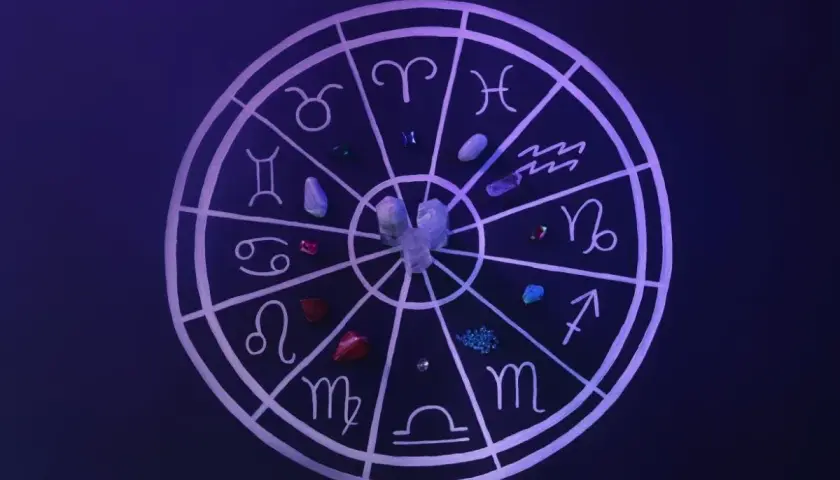 Okrąg zodiaku z symbolami i kryształami. Znaki kardynalne i inne symbole astrologiczne tworzą magiczny krąg.
