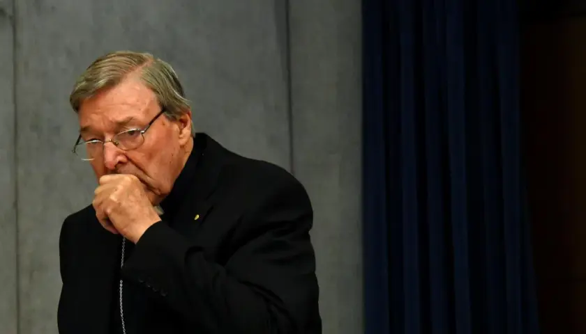 Kardinal Pell mit Brille, nachdenklich die Hand am Mund.