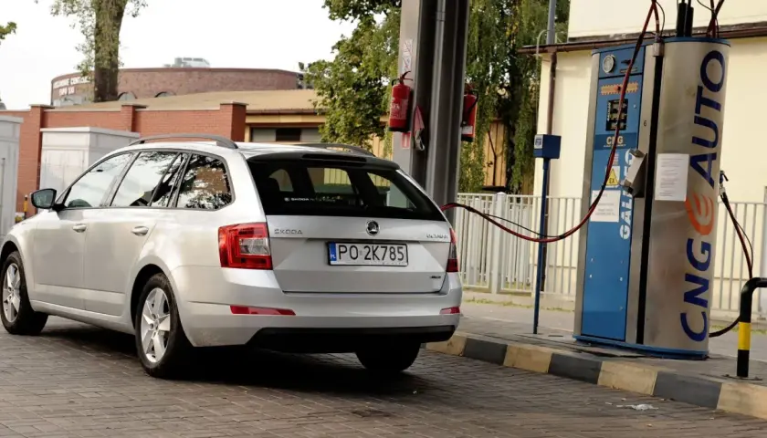 Srebrne kombi Skoda Octavia tankuje gaz CNG. To ekologiczne paliwo, które odpowiada na pytanie: lpg co to?