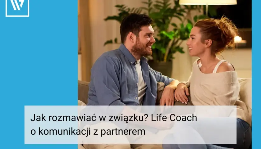 Szczęśliwa para siedzi na kanapie, rozmawiając. To idealne spotkanie po przerwie w związku, gdzie rozmowa o komunikacji z partnerem jest kluczem do sukcesu.