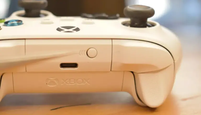 Biały kontroler Xbox Series X z widocznym portem USB-C i przyciskiem parowania. Dowiedz się, jak podłączyć drugiego pada do Xbox Series X.