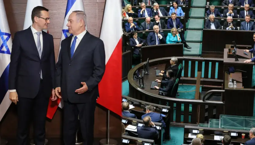 Mateusz Morawiecki i Benjamin Netanjahu stoją obok flag Izraela i Polski. W tle posłowie w sali sejmowej, co zrobiło pis.