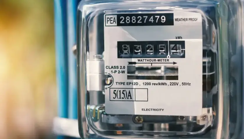 Licznik energii elektrycznej pokazuje zużycie w **kilowatogodzinach**. Widoczny jest numer seryjny i dane techniczne urządzenia.