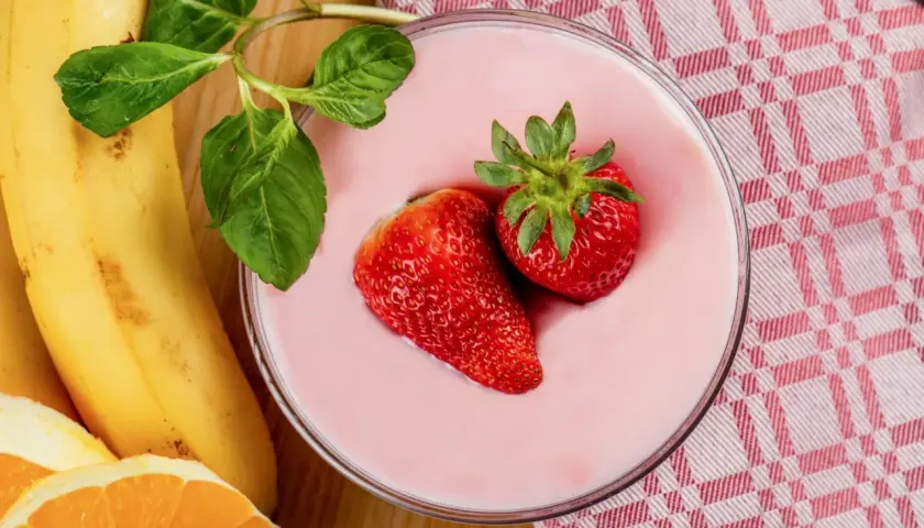 Różowy deser z truskawkami i bananami, idealny na fit desery.