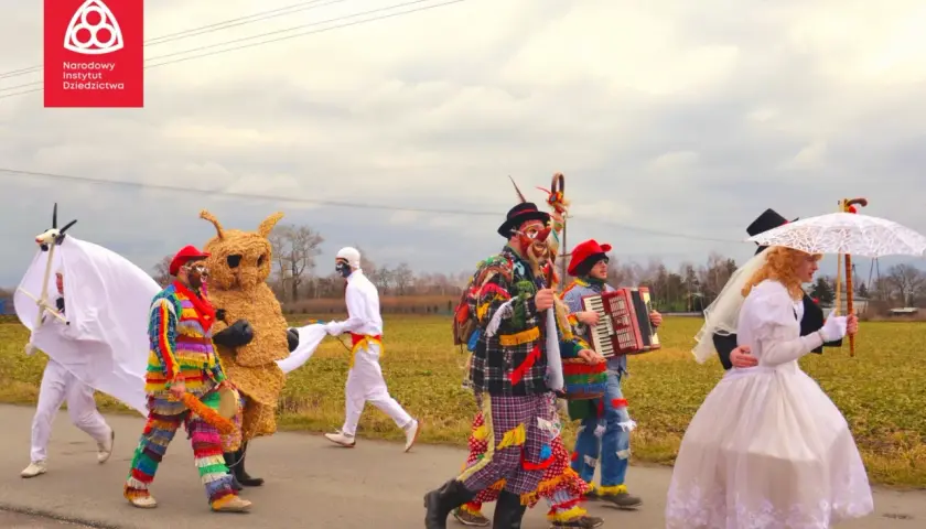 Kolorowy korowód w tradycyjnych strojach, z niedźwiedziem i muzyką, celebruje karnawał w Polsce.