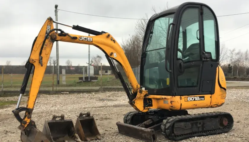 Żółta koparka gąsienicowa JCB 8018CTS z kabiną i dwoma łyżkami. Idealna do prac budowlanych, poznaj jej dane techniczne.