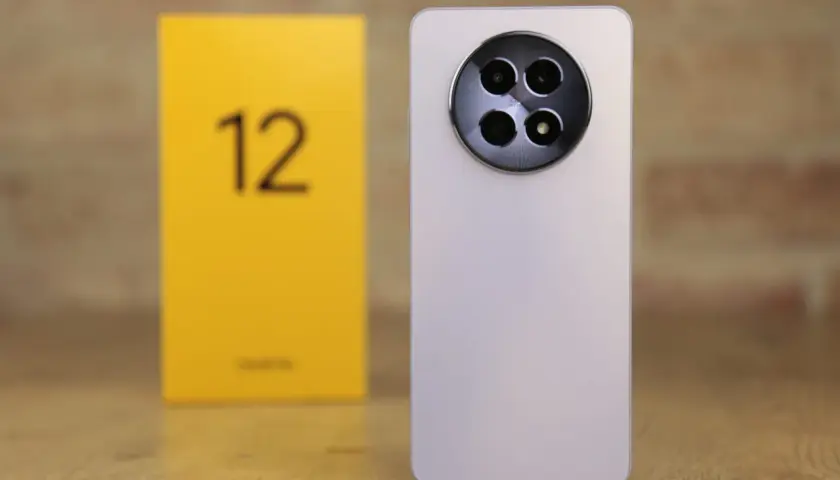 Nowy realme 12 plus z charakterystycznym modułem aparatów. Obok żółte pudełko z cyfrą 12.