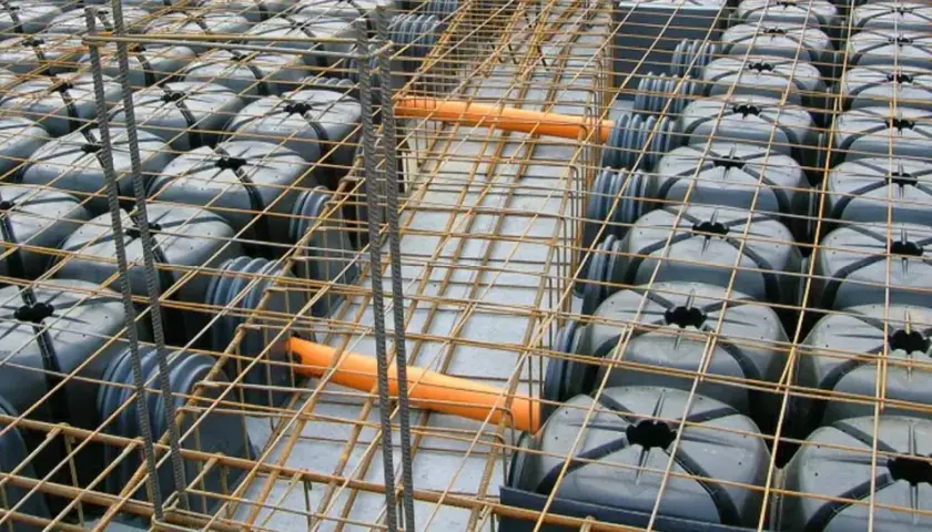 Struttura in fase di costruzione con casseri a "igloo" per vespaio aerato. L'altezza minimo è garantita da questi elementi modulari.