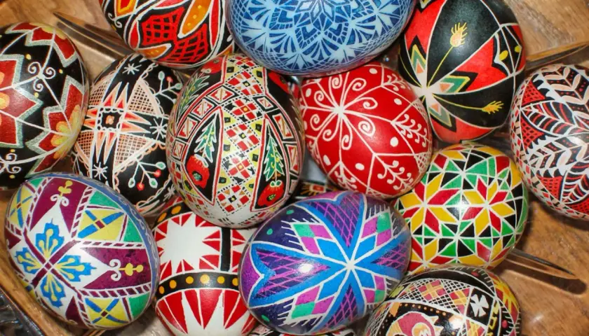 Bunte, kunstvoll bemalte Ostereier, wie sie traditionell zu Ostern in der Ukraine zu finden sind, liegen in einer Schale.