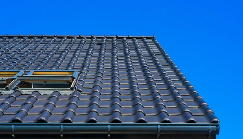Jaką papę pod dachówkę ceramiczną wybrać dla maksymalnej trwałości?