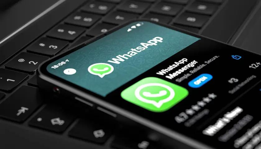 Smartfon z ekranem pokazującym aplikację WhatsApp Messenger. Widoczna ikona i przycisk "OPEN" sugerują, że trwa whatsapp instalacja.
