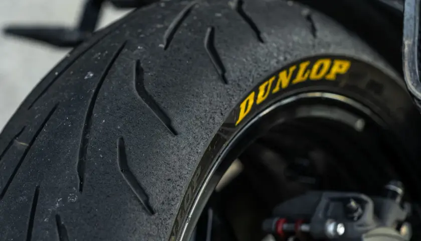 Neumático Dunlop Qualifier Core, ideal para quienes buscan opiniones sobre agarre y rendimiento en curvas.