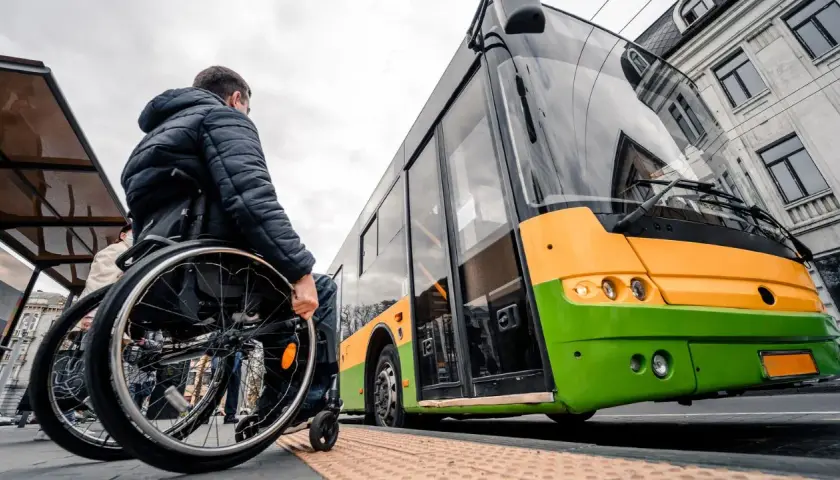 Czy opiekun osoby niepełnosprawnej płaci za bilet autobusowy? Sprawdź ulgi