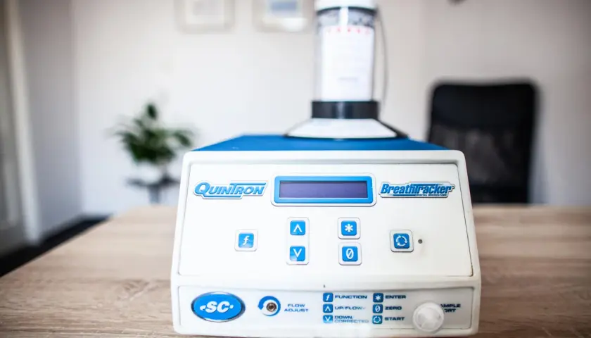Urządzenie Quiniron BreathTracker do wykonania testu wodorowo-metanowego.