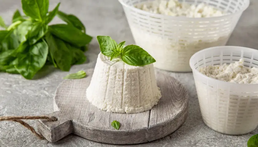 Świeża ricotta z bazylią, idealna do sałatek i deserów. Ten delikatny ser ma subtelny, kremowy smak.
